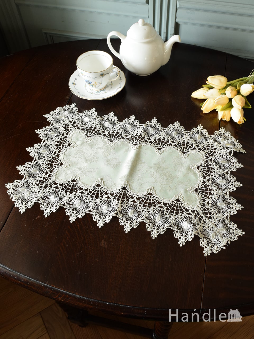 フレンチアンティーク調のランチョンマット、手刺繍風の華やかなレース