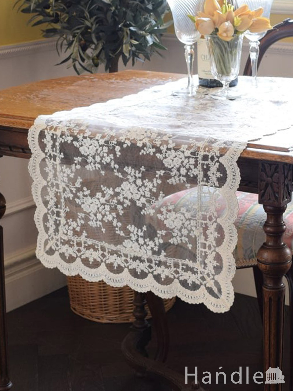 フランスアンティーク風のテーブルランナー、手刺繍風の華やかなレース