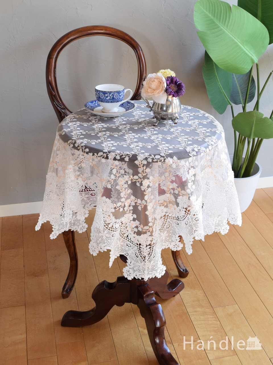 お花の刺繍が入ったスクエア型のクロス、フレンチアンティーク調の