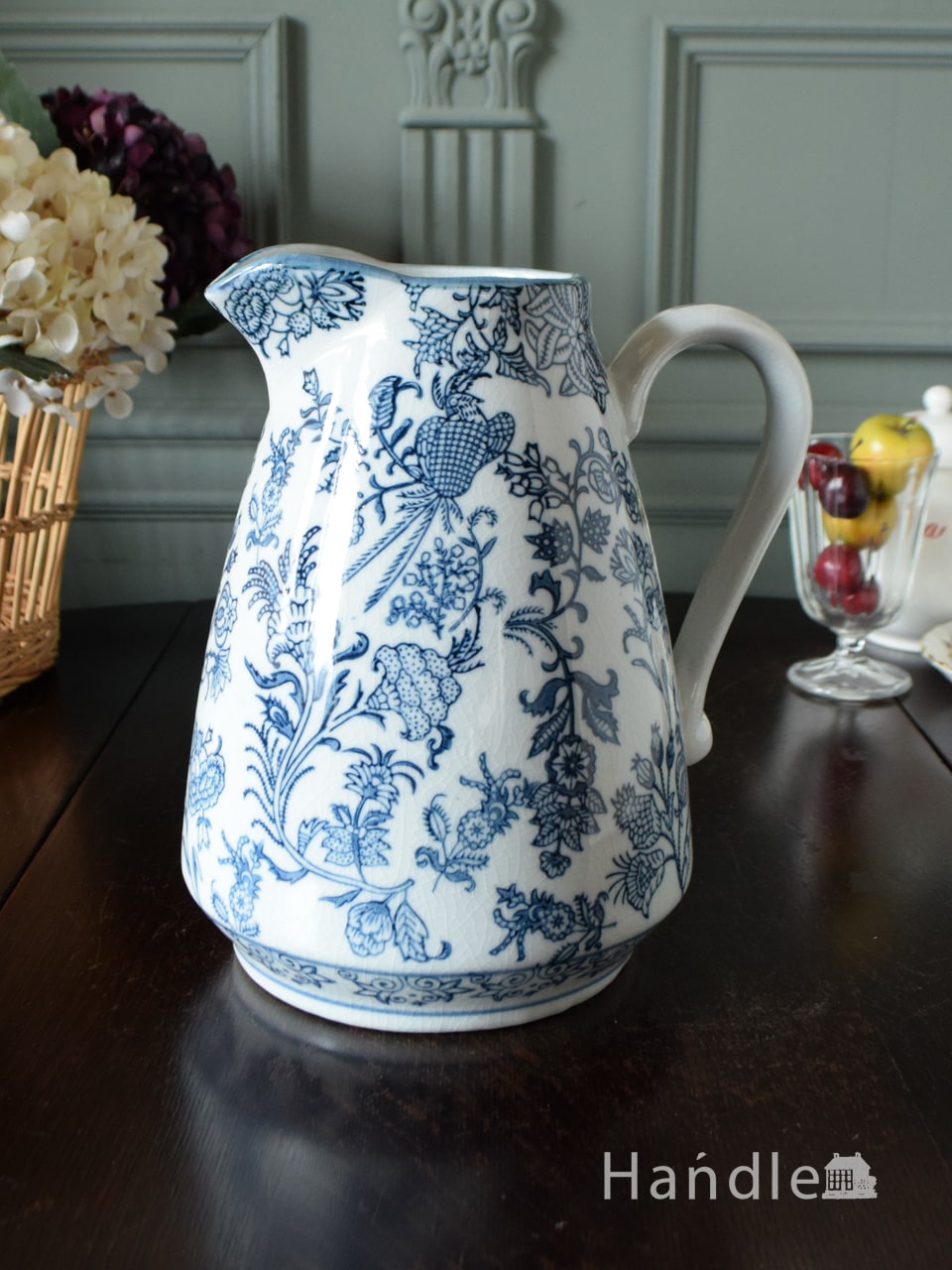 アンティーク調のおしゃれな水差し、ブルー＆ホワイトで描かれたお花の