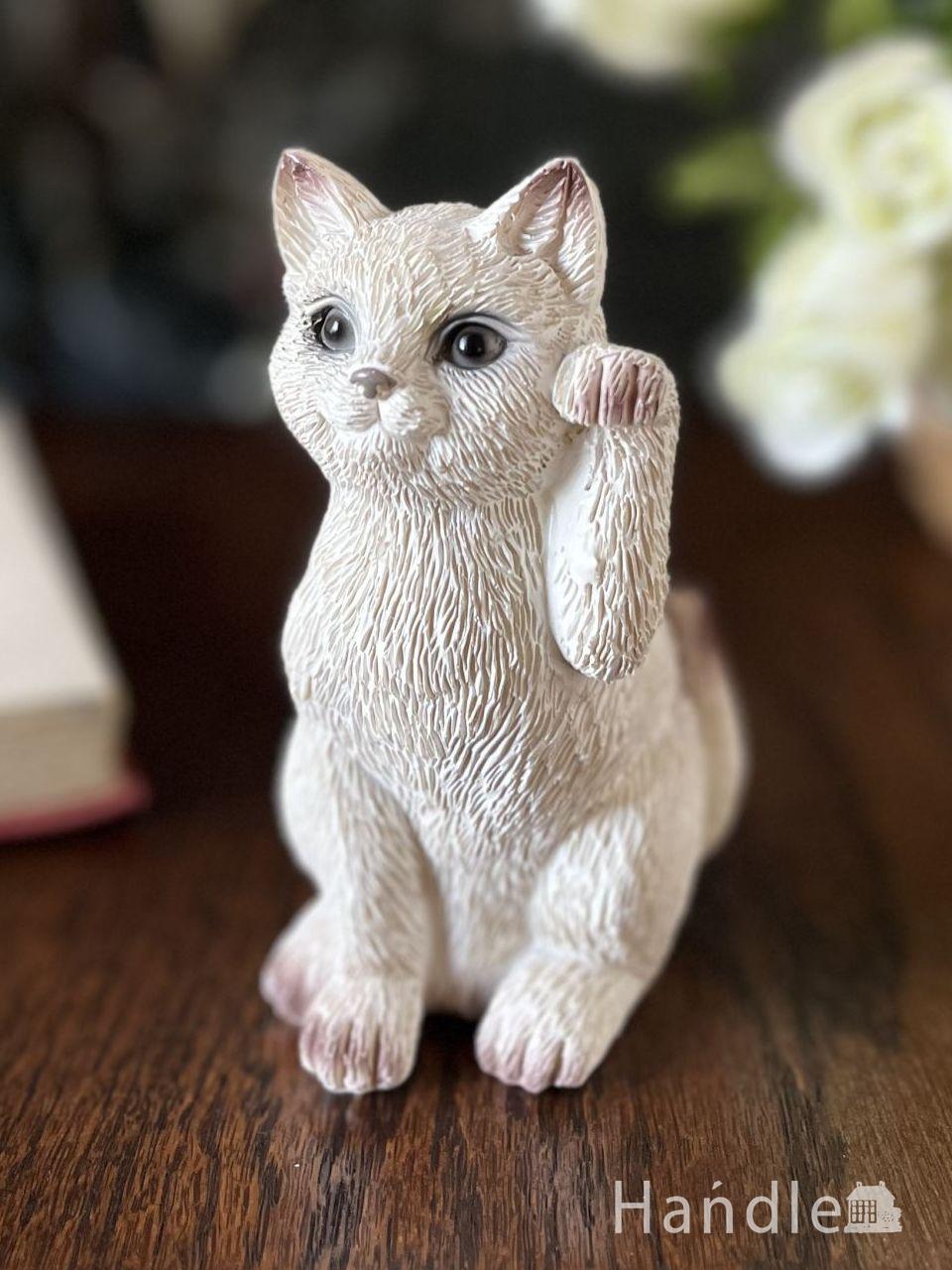 白猫が手招きするオブジェ、福を呼ぶ招き猫「Lucky Cat」（アイボリー