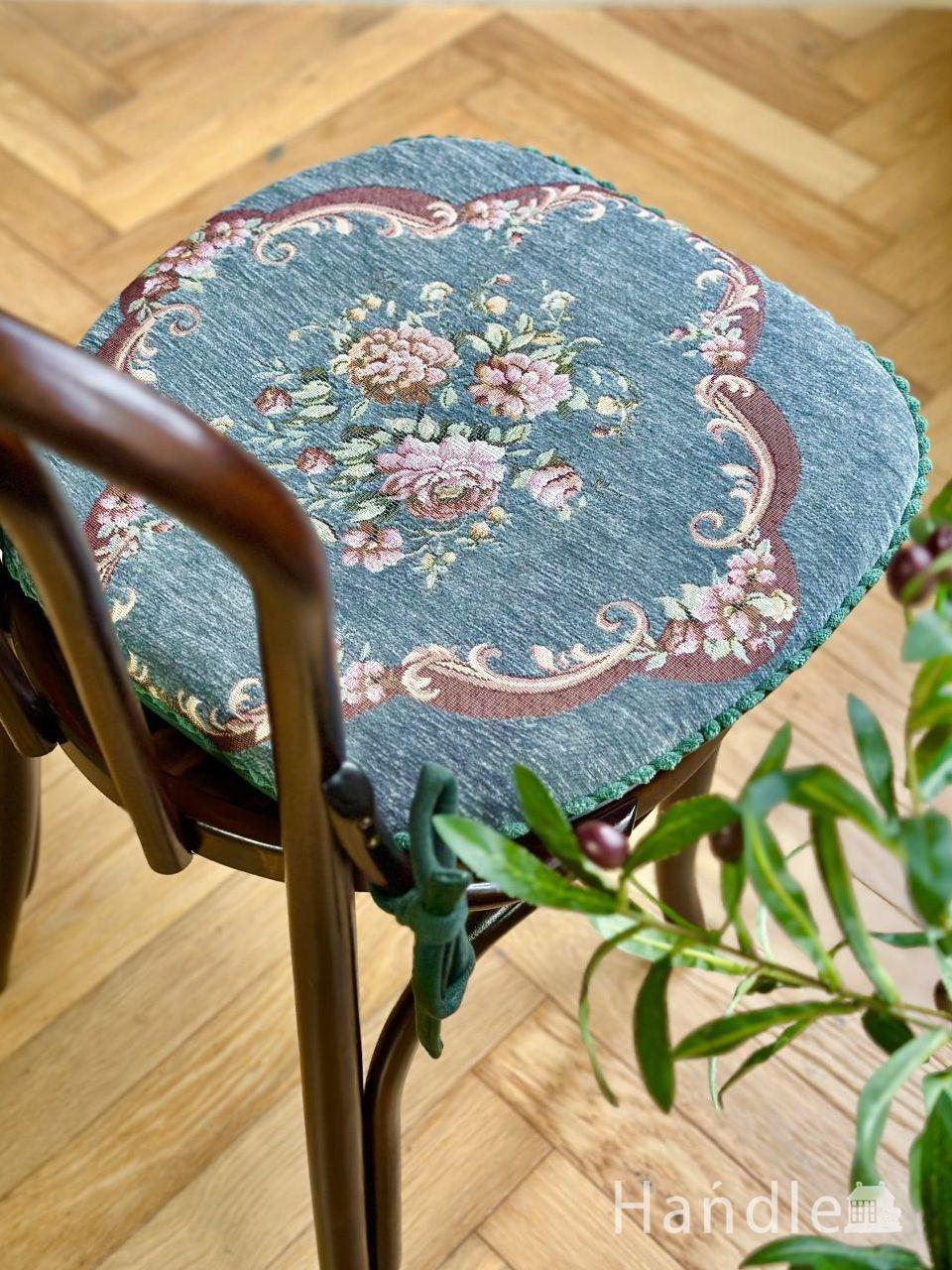 プチポワン調のおしゃれなシートクッション、花柄の刺繍が華やかな