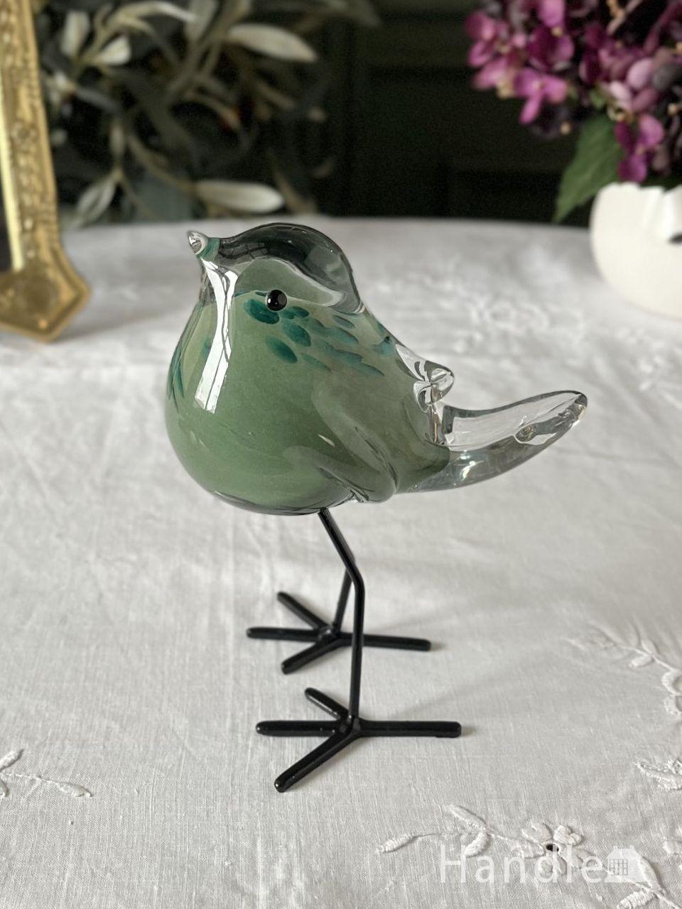 爽やかなグリーン色のガラスのオブジェ、ころんとした形が可愛いガラス