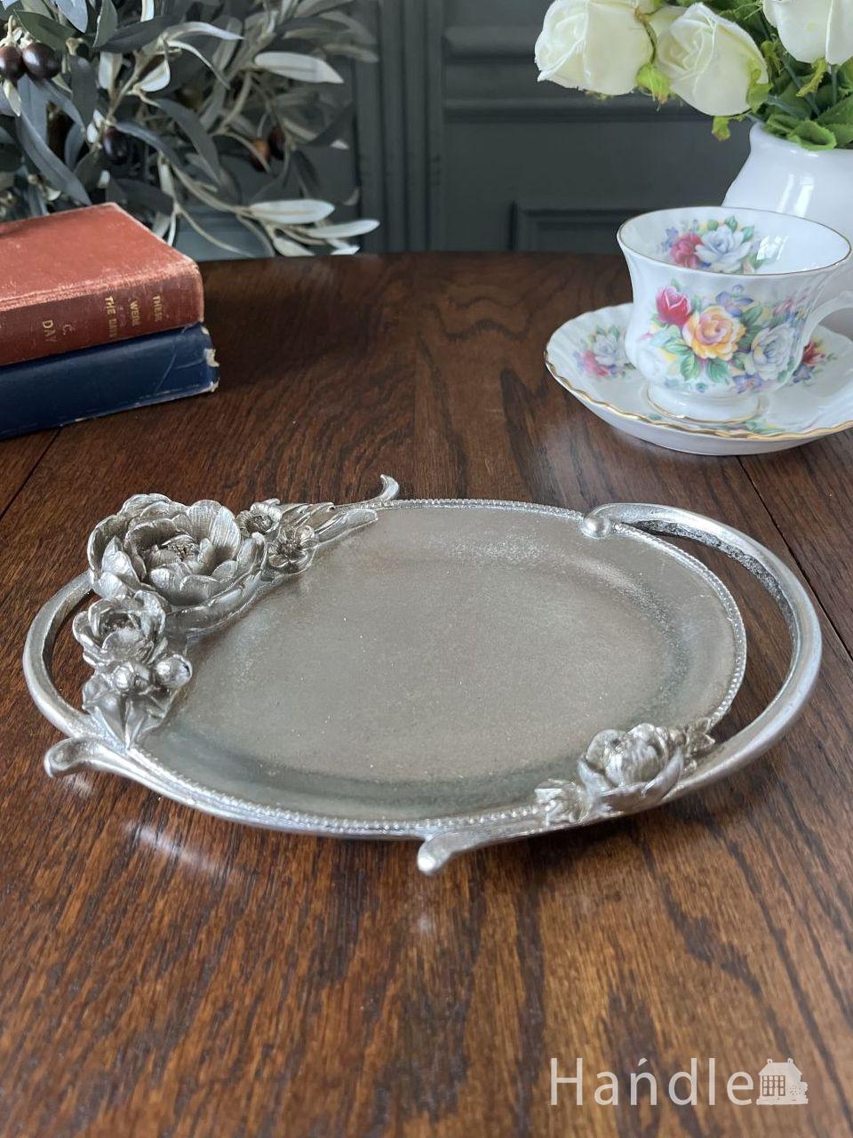 フレンチシックなアンティーク調のトレイ、薔薇のモチーフが豪華な