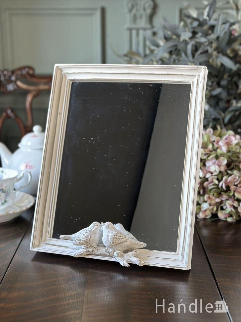 フランスアンティーク調の壁掛け鏡、ロココ調の装飾が入ったスクエア型