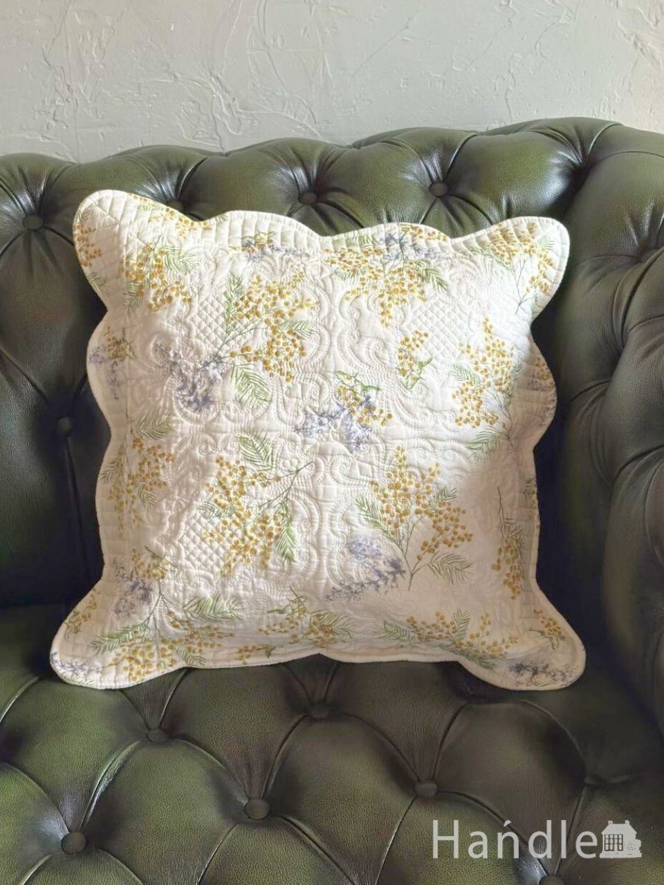 イエロー色のミモザの花が描かれた、フレンチシックなクッションカバー