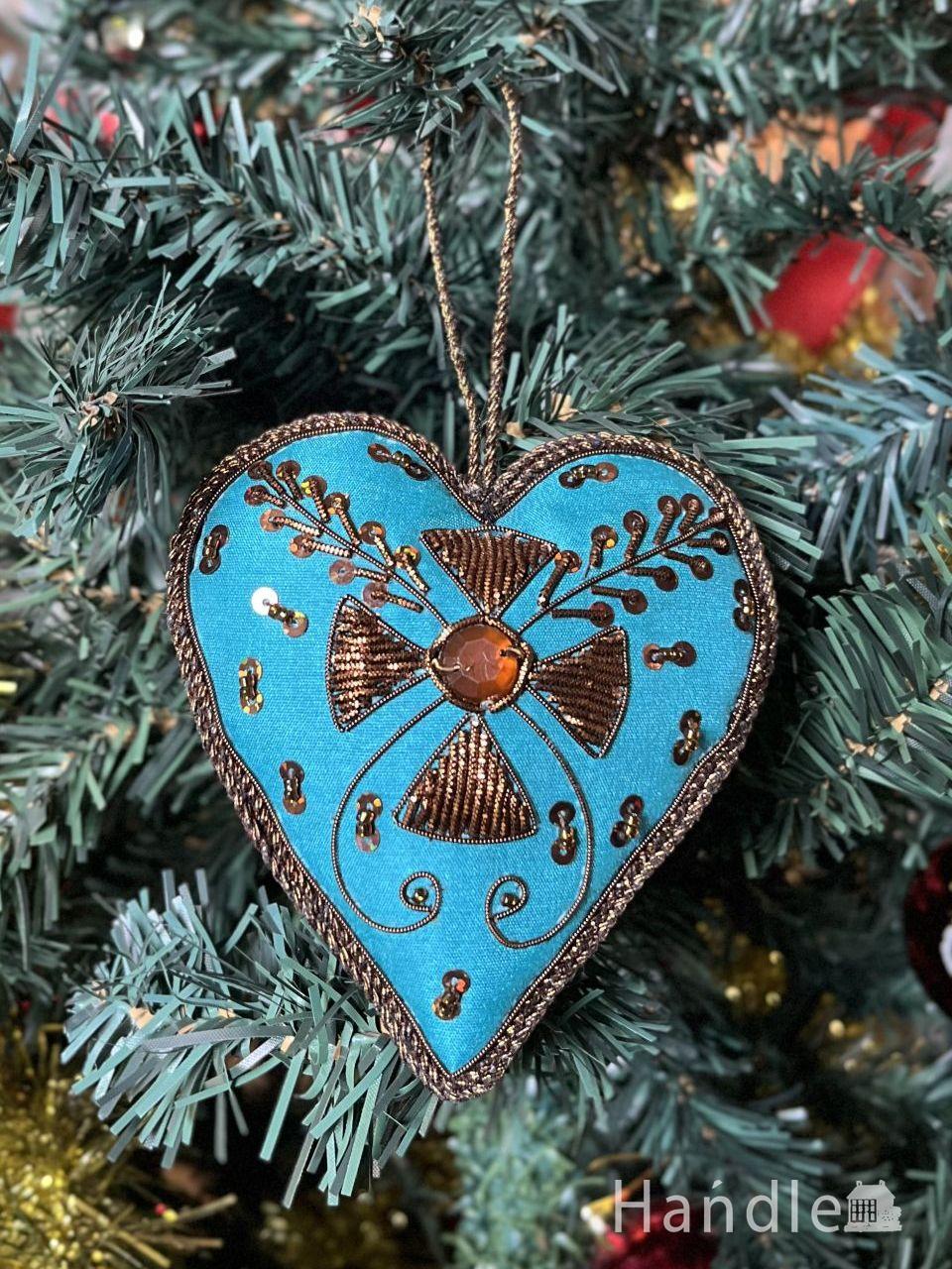 クリスマスツリーを華やかに彩ってくれる、真っ赤なハート形の