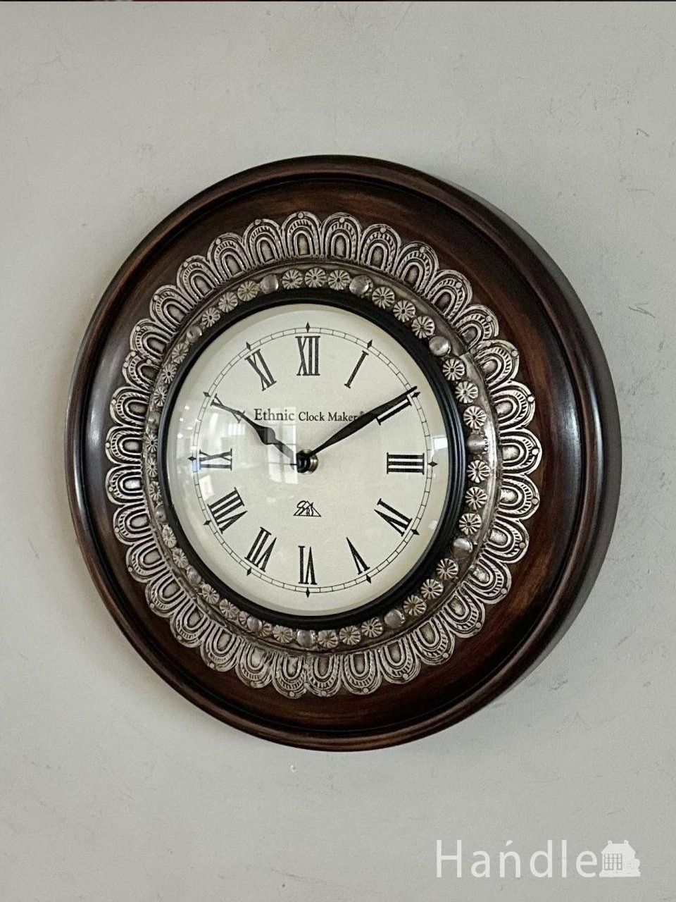 アンティーク調のおしゃれな時計、キラッと輝く絵になるウォール