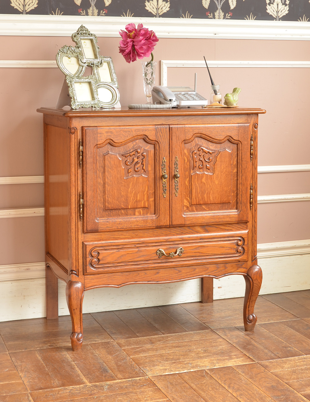 リビングで便利に使えるアンティーク家具、フランスのエレガントな木製