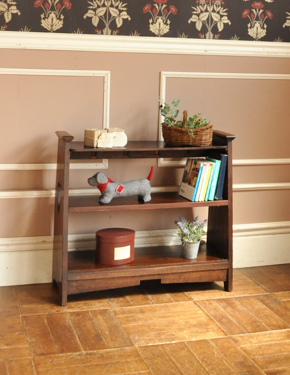 どこでも使える小さなアンティークの収納家具、マガジンラック(j-1317