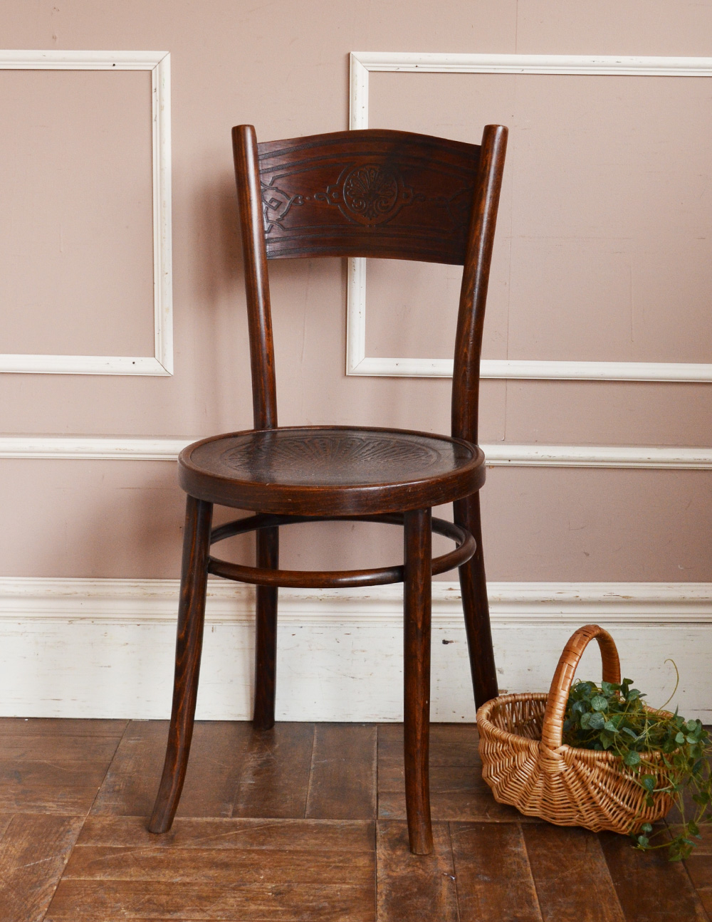 ヨーロッパで人気なアンティークのベントウッドチェア（パネルバック