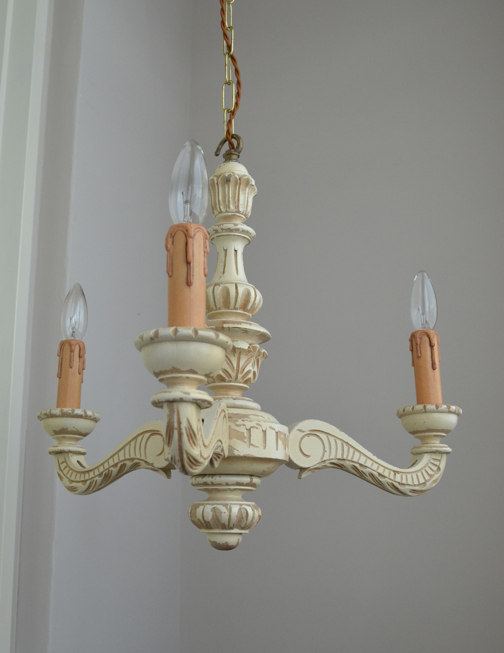 フランスから到着したアンティーク照明、白色の木製シャンデリア（3灯