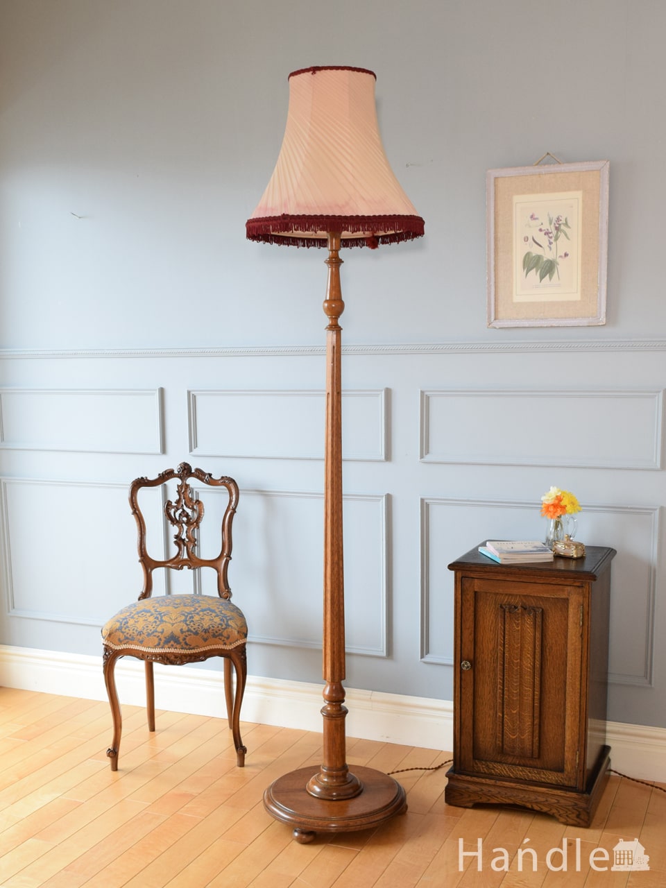 イギリスから届いたアンティークの照明、シェード付きのフロアランプ