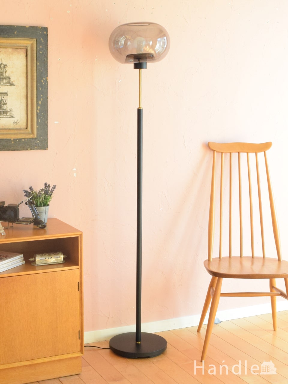 北欧スタイルの暮らしを彩るおしゃれなガラスシェードのフロアランプ