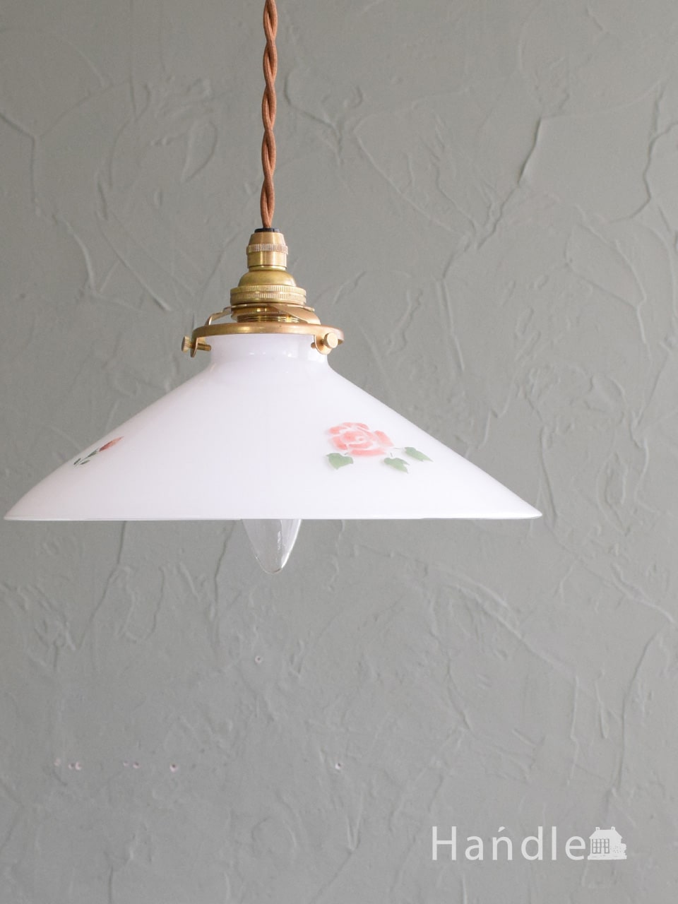 大きなピンク色のバラ模様の照明器具、おしゃれなベル型のガラス