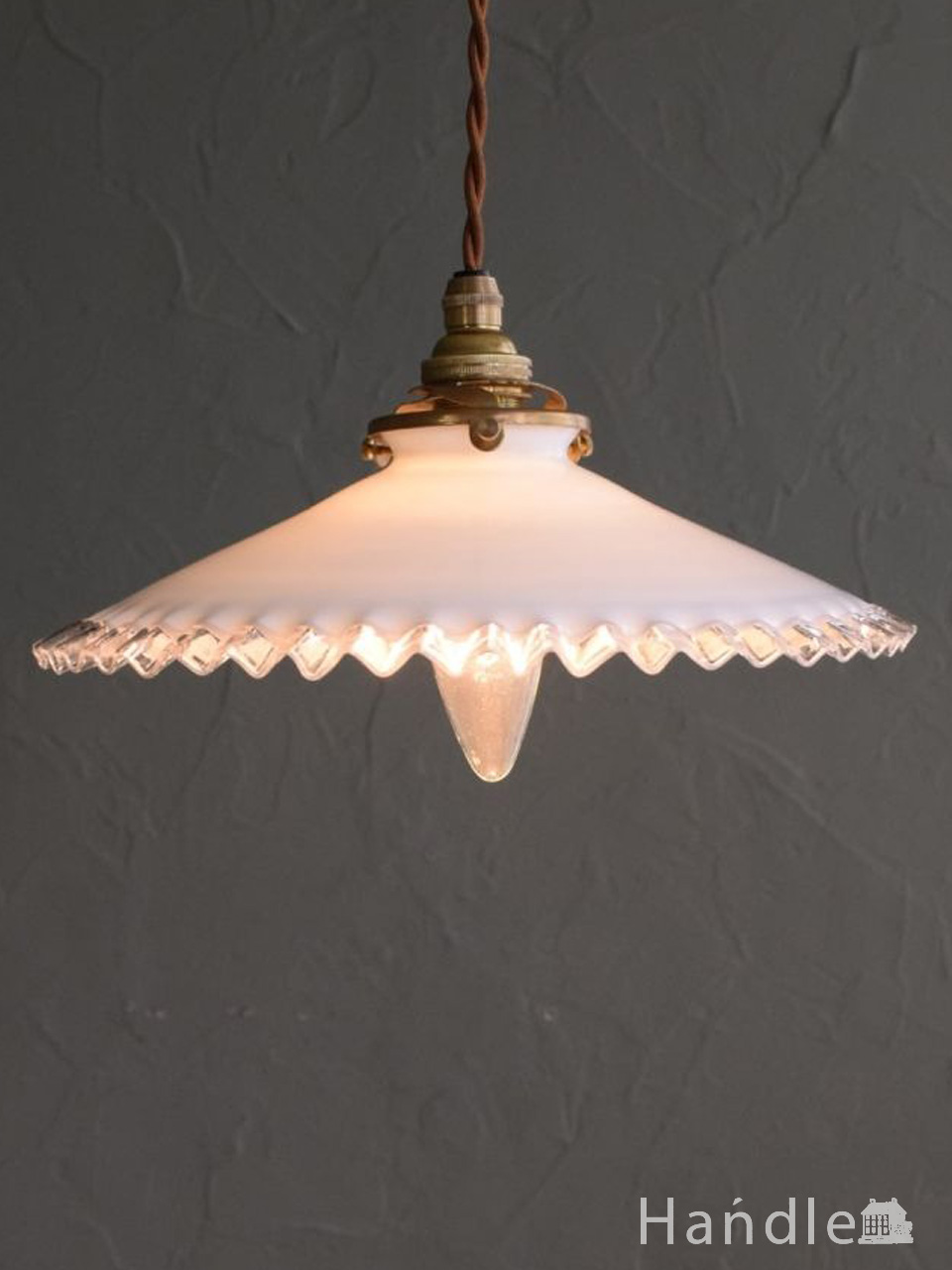 ミルクガラスのフリルシェード、フランスのアンティークペンダント