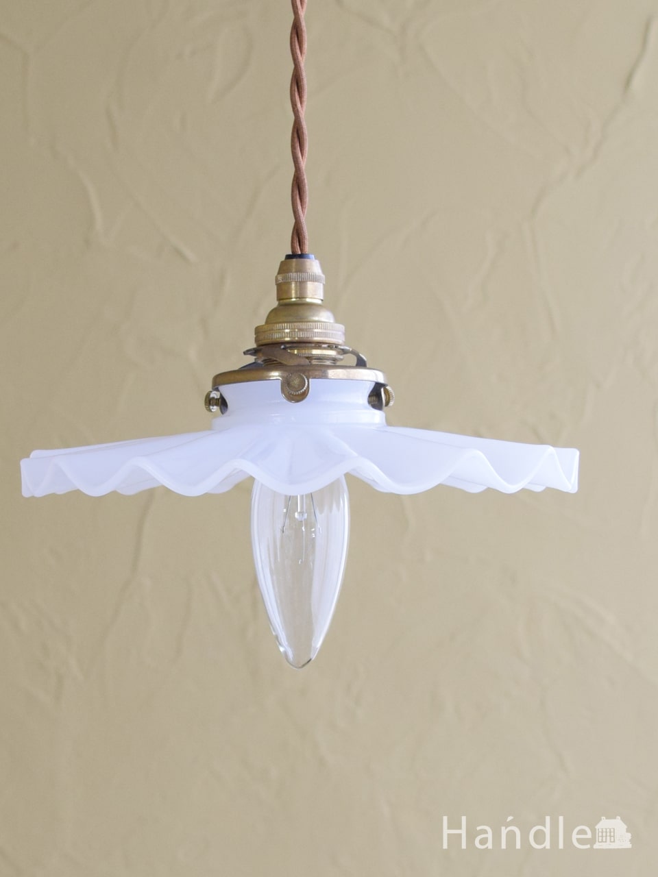 フレンチアンティークスタイルのおしゃれなミルクガラスのペンダント