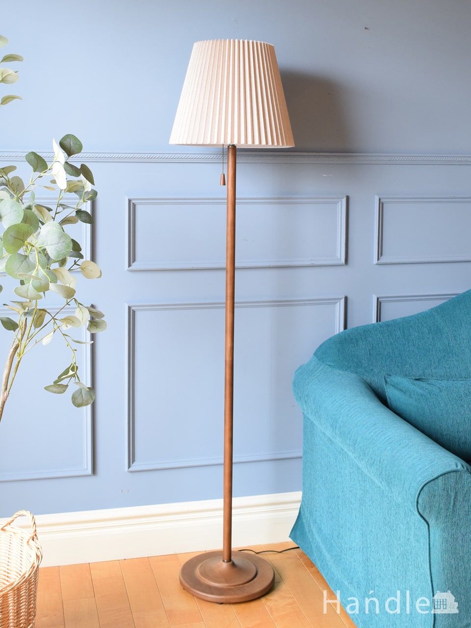 北欧スタイルのおしゃれな照明、木の支柱があたたかいフロアランプ