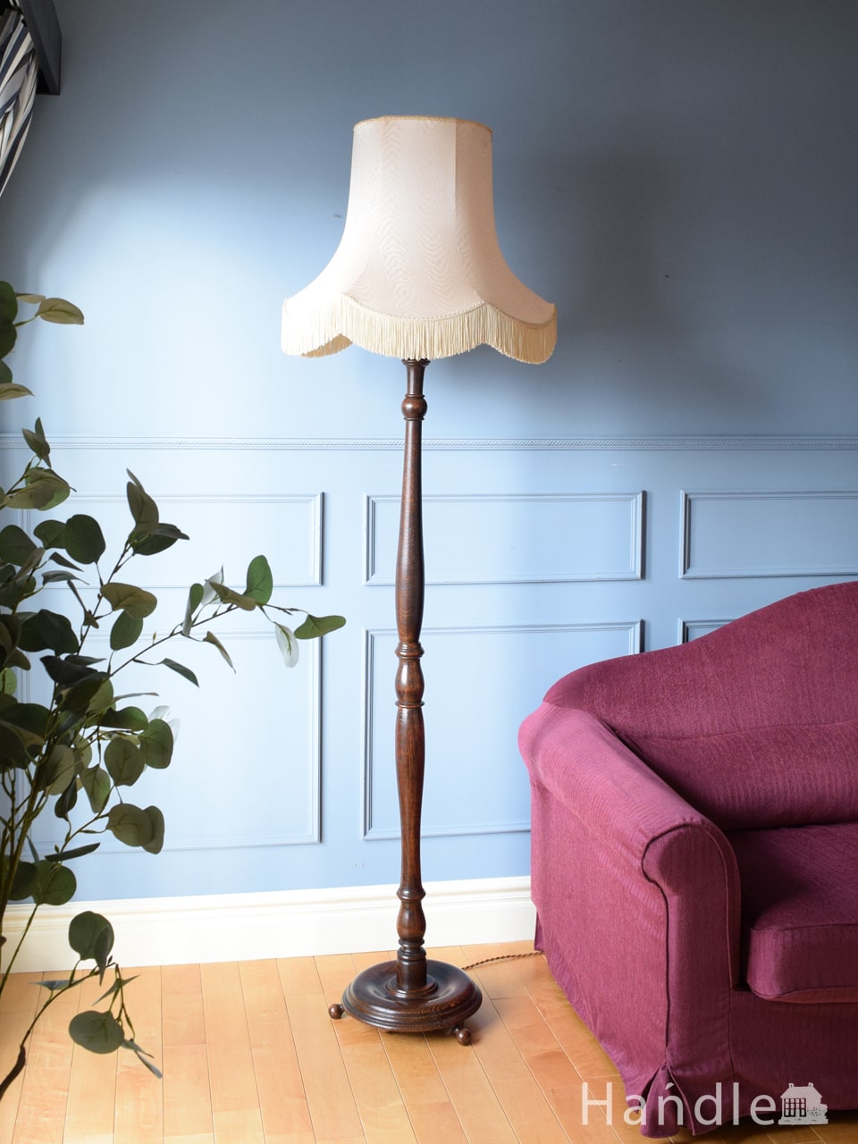 挽物細工が美しいアンティークのフロアスタンド、イギリスで見つけた