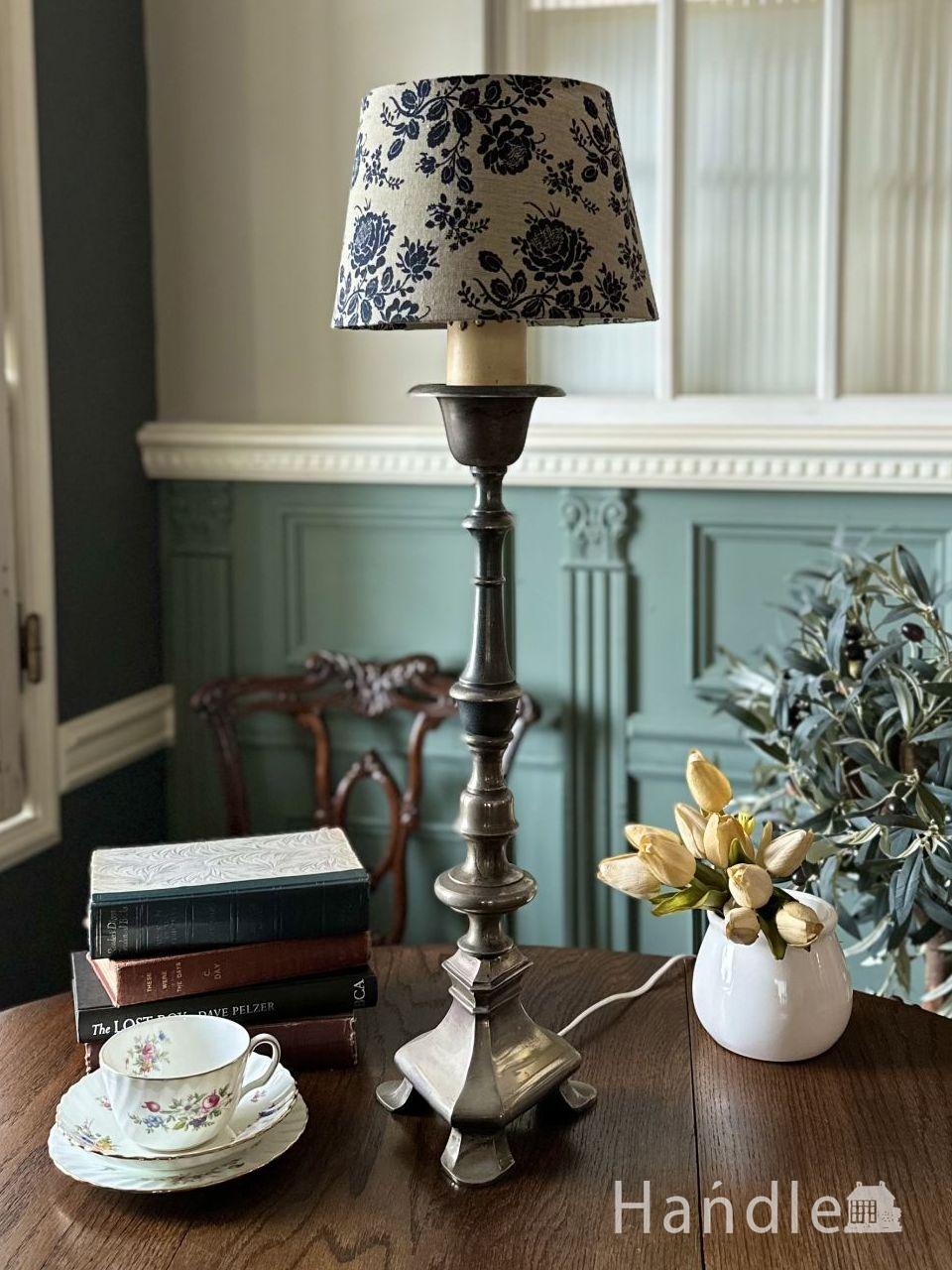 デコラティブな装飾が美しいスタンドライト、アンティークのシノワズリ