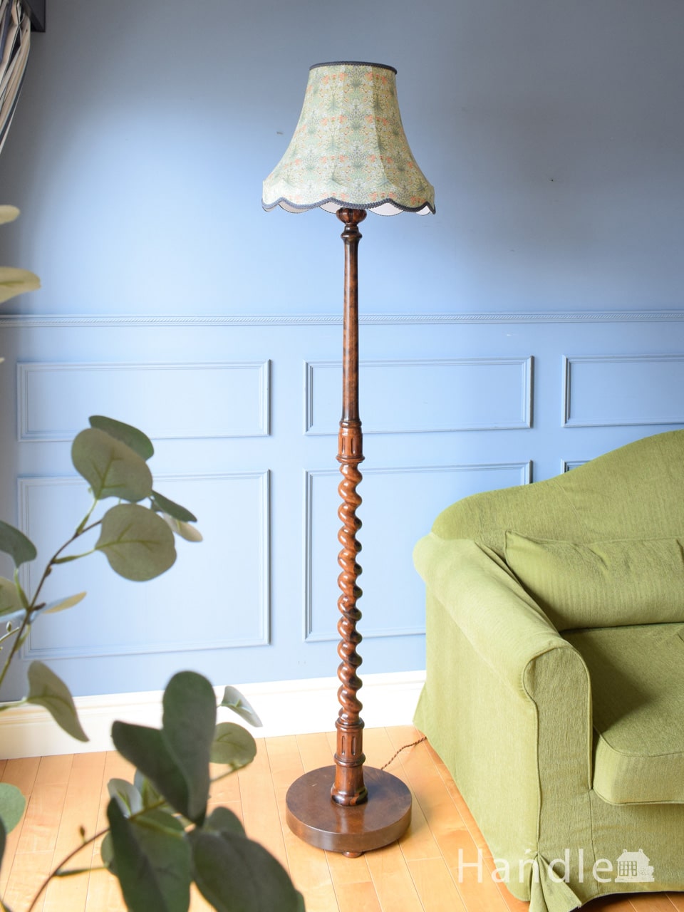 フランス輸入のアンティーク照明、ピンクの布シェードのフロアランプ