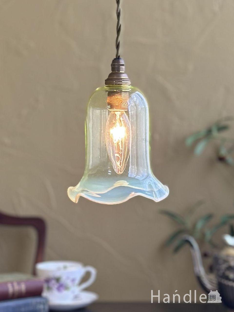 ヴァセリンガラスのアンティークガラスシェード、イギリスから届いた