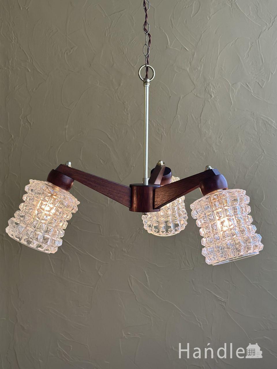 お花のモチーフが可愛い、お部屋を華やかに照らすフラワーシャンデリア