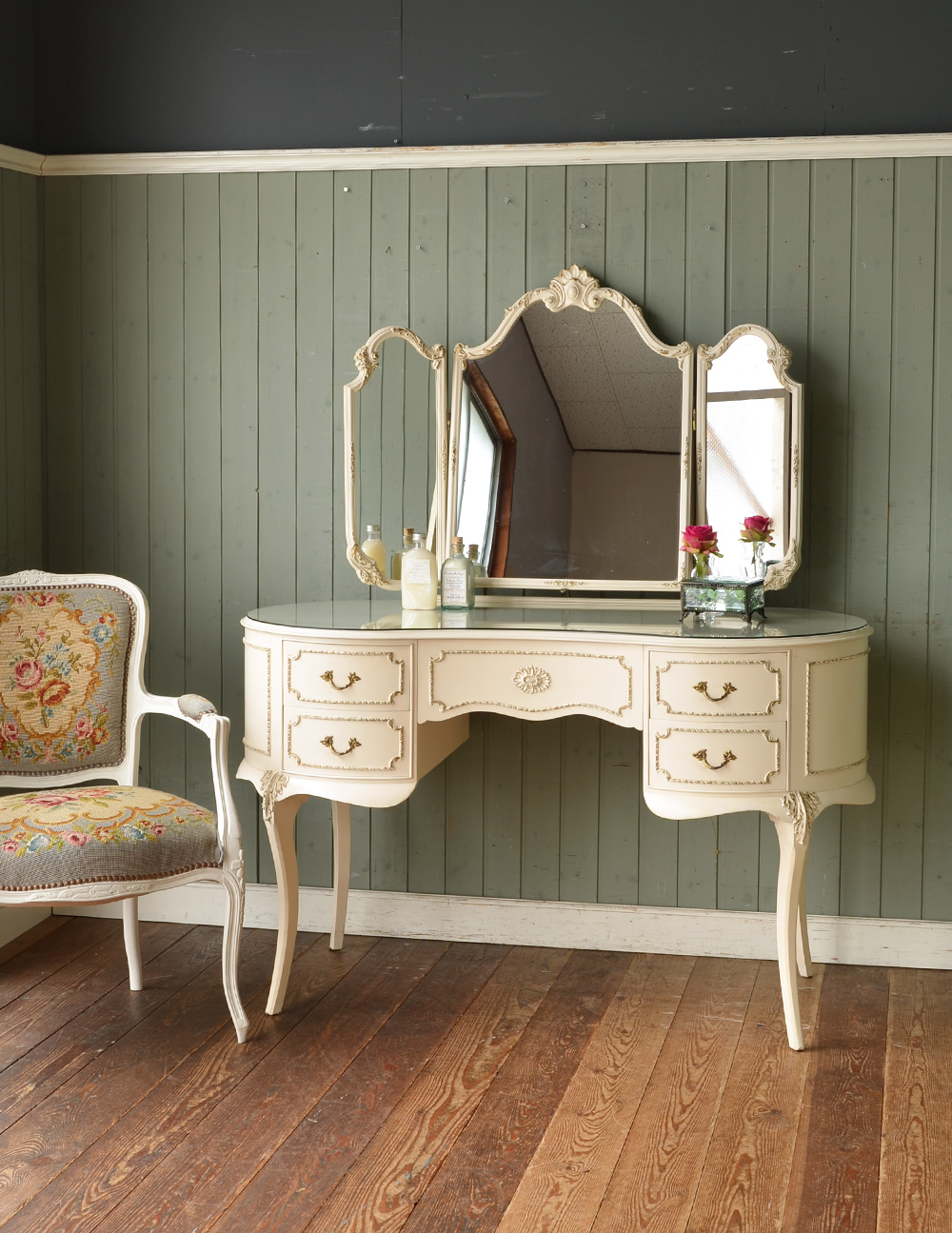 アンティークのフレンチインテリア、ホワイト色のドレッサー（三面鏡
