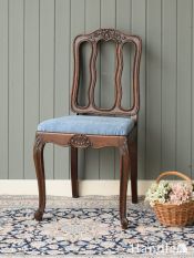 豪華なフレンチインテリア、食卓を彩るアンティークダイニングチェア(j