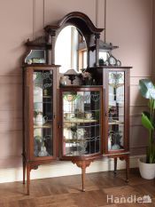 角を有効に使うアンティーク家具、ガラス扉のコーナーキャビネット(k