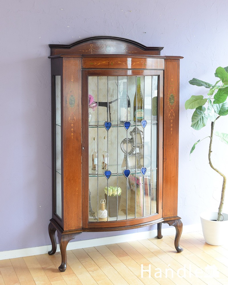 美しいステンドグラスの扉と象嵌の装飾、英国アンティーク家具の