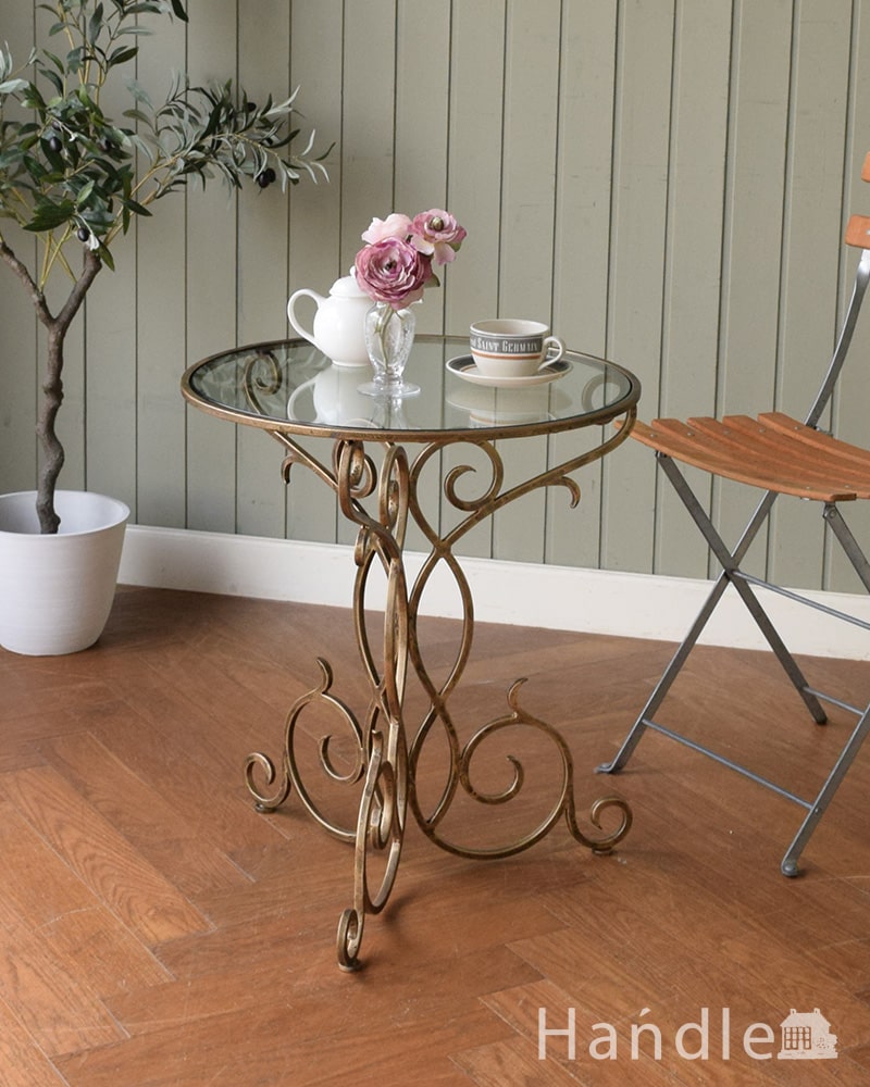 アイアンの曲線が美しい、アンティーク風のガラス天板のティーテーブル