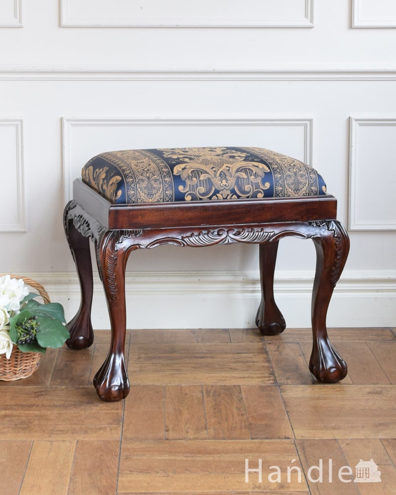 アンティーク風のマホガニー材の椅子、クロウ＆ボールの脚がエレガント