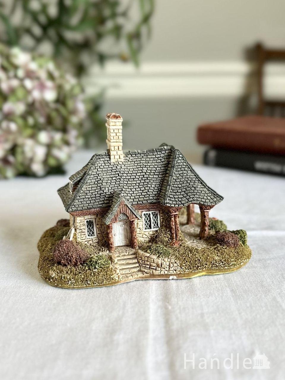 煙突と石葺きの屋根が可愛いミニチュアハウス、リリパットレーン