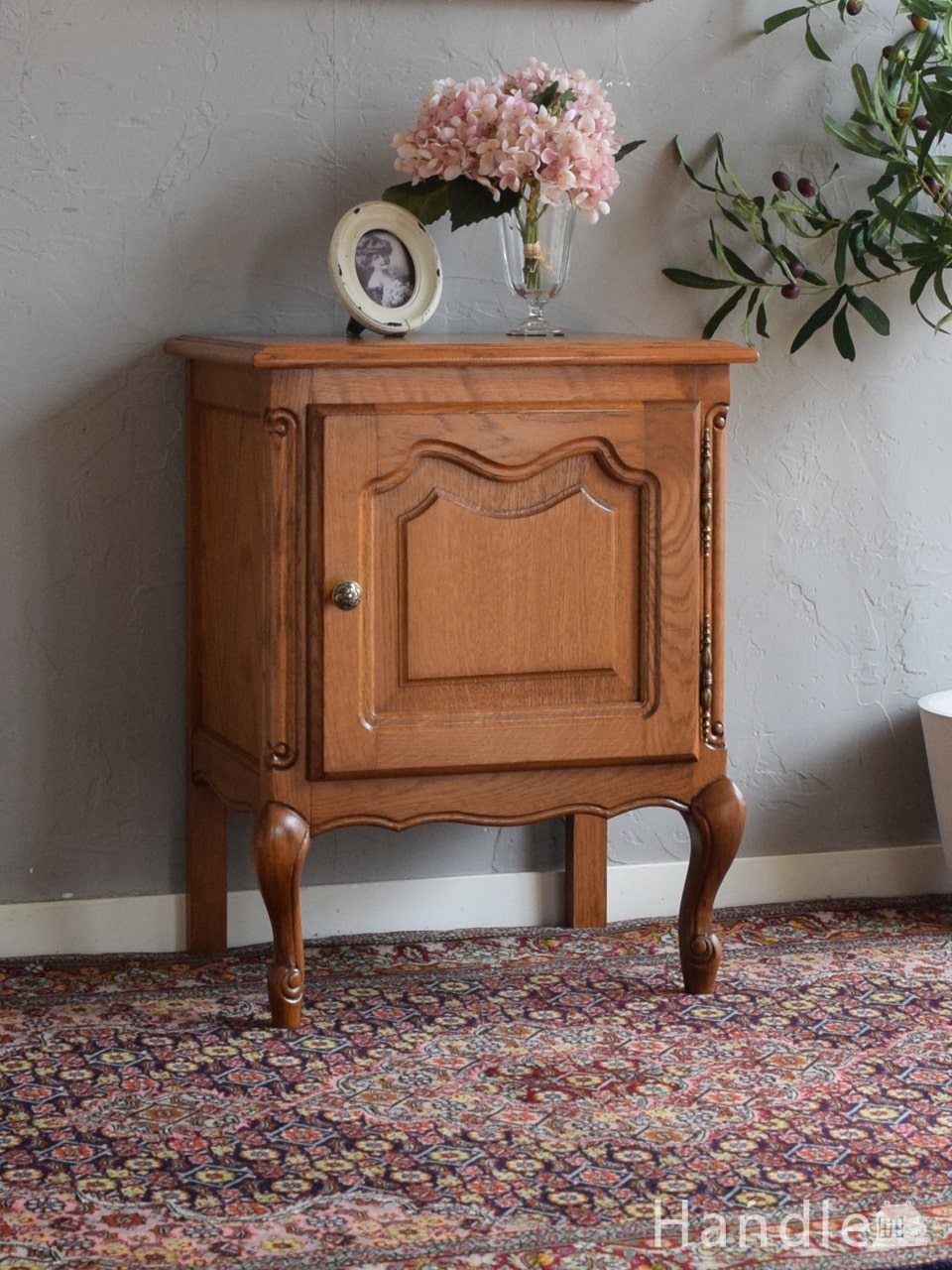 フランスから届いた猫脚キャビネット、アンティークのベッドサイド