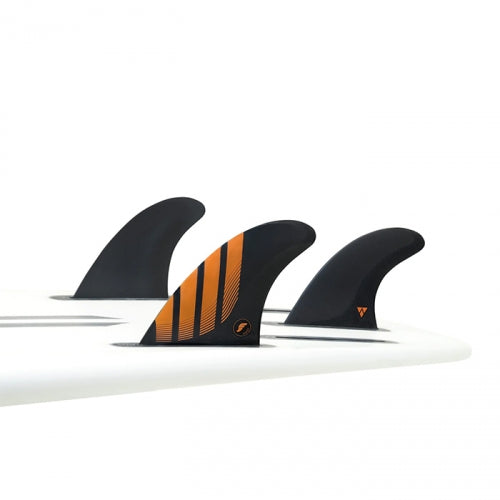 Futures Fins ALPHA SERIES P6 Mサイズ CARBON/ORANGE トライフィン