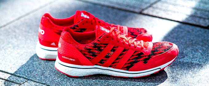 東京をイメージした真っ赤なカラーリングの「adizero japan BOOST 3