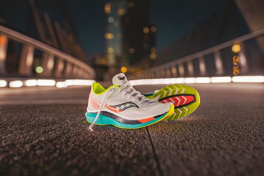 サッカニー初のカーボン入り厚底ランニングシューズ「ENDORPHIN PRO