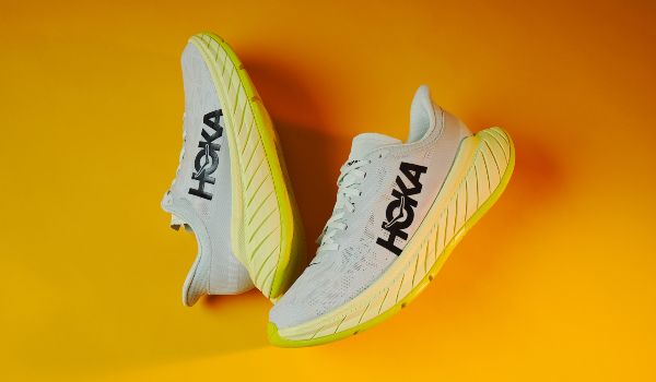 ホカ オネオネ のシューズをエネルギーを黄色で表現したカラー