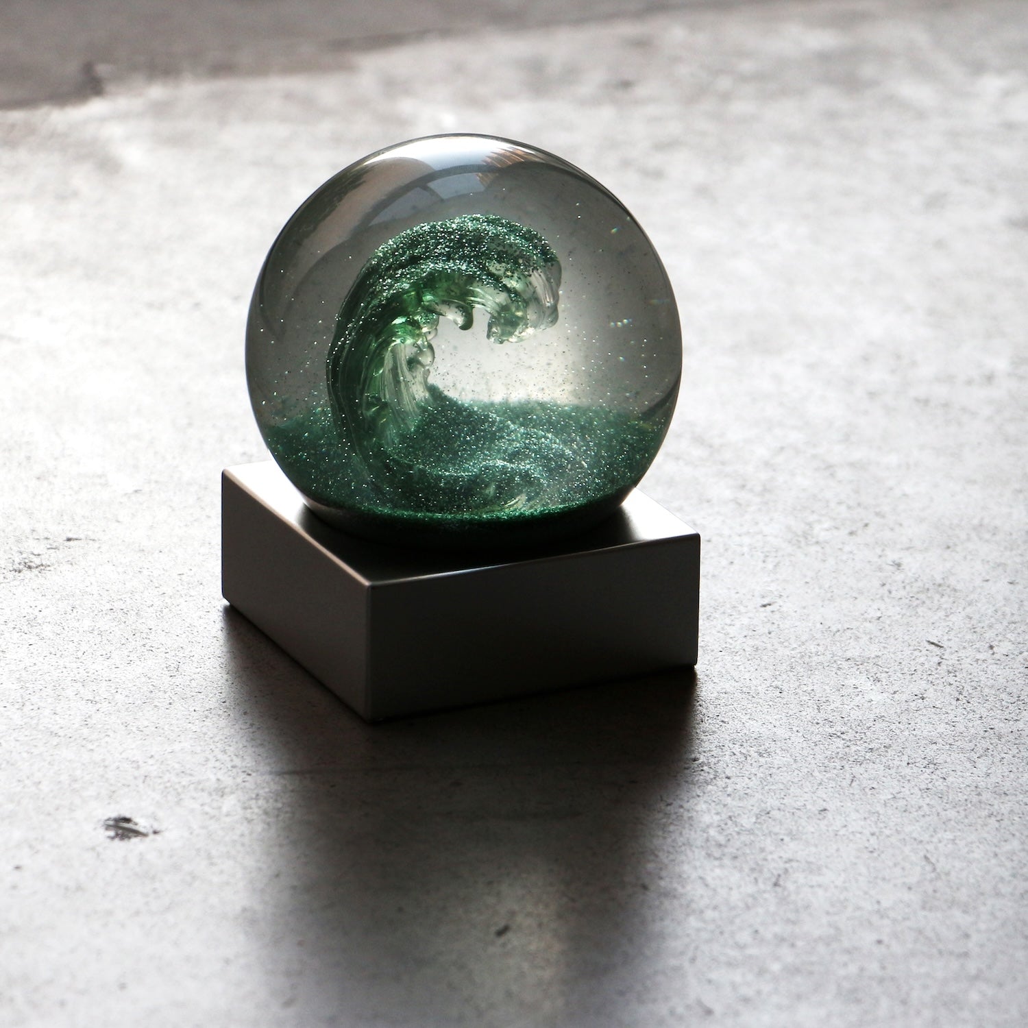 波のスノードーム – HATCH