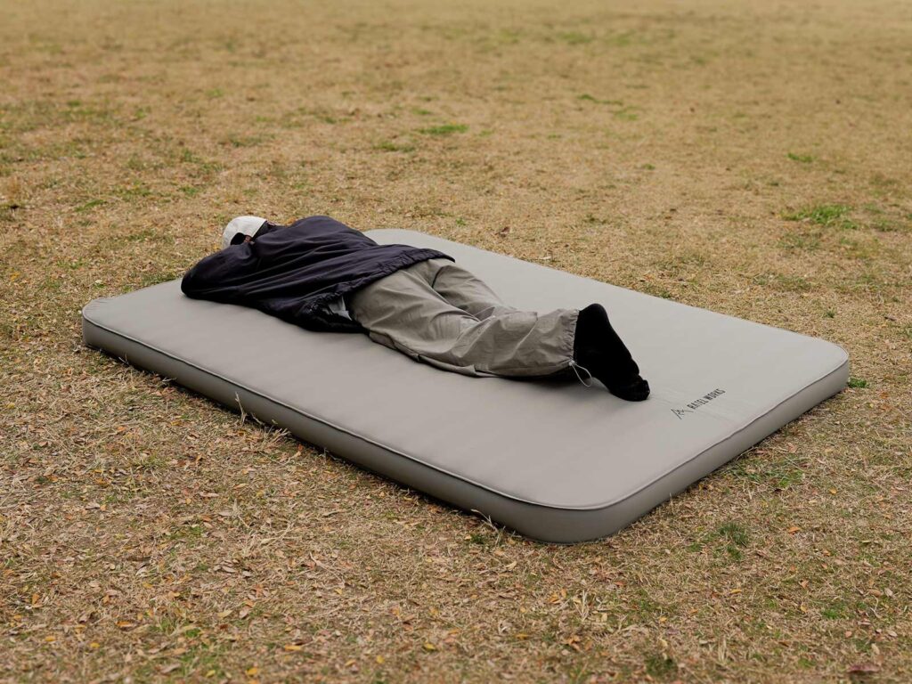 RATELWORKS】スイッチひとつで設営完了する極圧インフレータブルマット