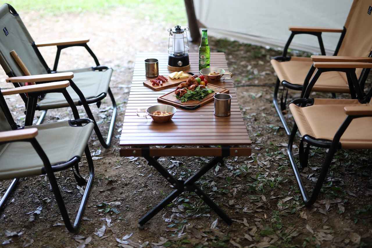 クイックキャンプの「ウッドローチェア」＆「ウッドロールローテーブル