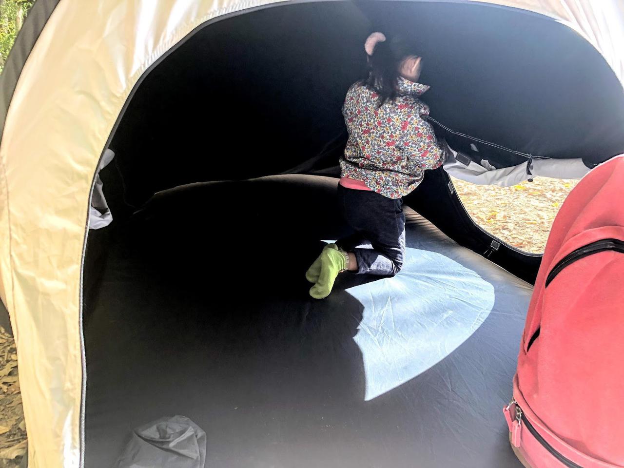 ロゴス ポップアップテント】遮光率100％でサンシェードにもなる