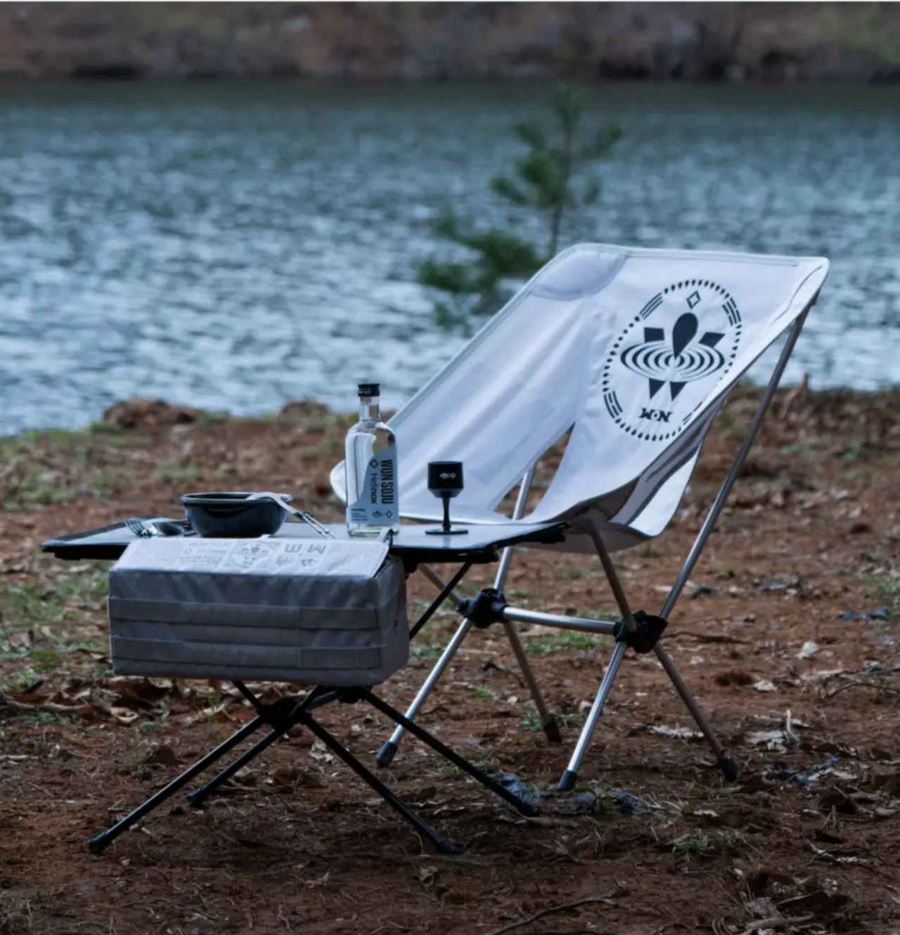 ヘリノックスと韓国発のお酒がコラボ！チェアやシェラカップなど注目