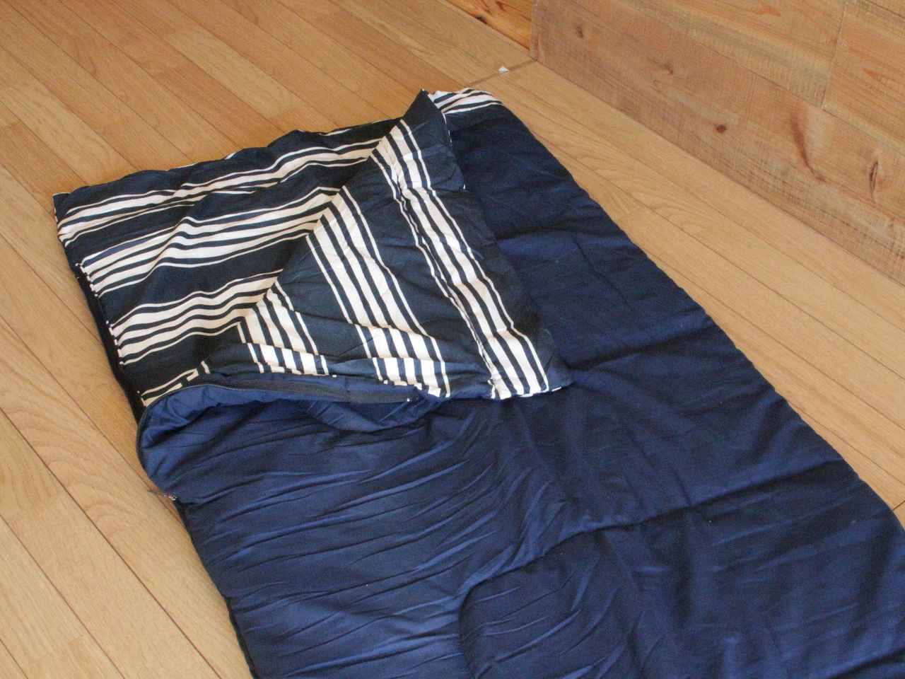 コールマン「アドベンチャークッションバッグ/C5」は寝袋とクッション