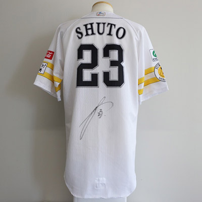 今週の出品は、柳田悠岐選手の「ダブルアニバーサリーヘルメット」が