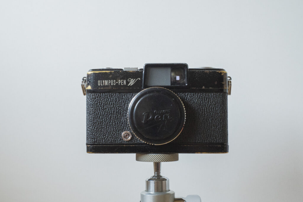 Olympus Pen W レビュー】ブラックペイントのロマン──シリーズ3台目