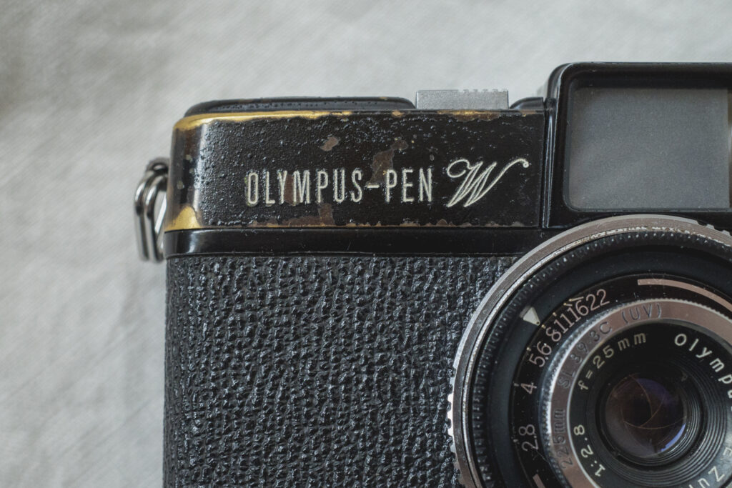 Olympus Pen W レビュー】ブラックペイントのロマン──シリーズ3台目