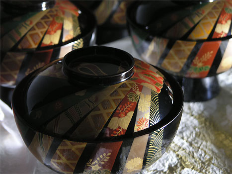 美術的価値の高い重椀揃え 『熨斗蒔絵 蝋色塗り重椀揃え』 | 漆器 山田