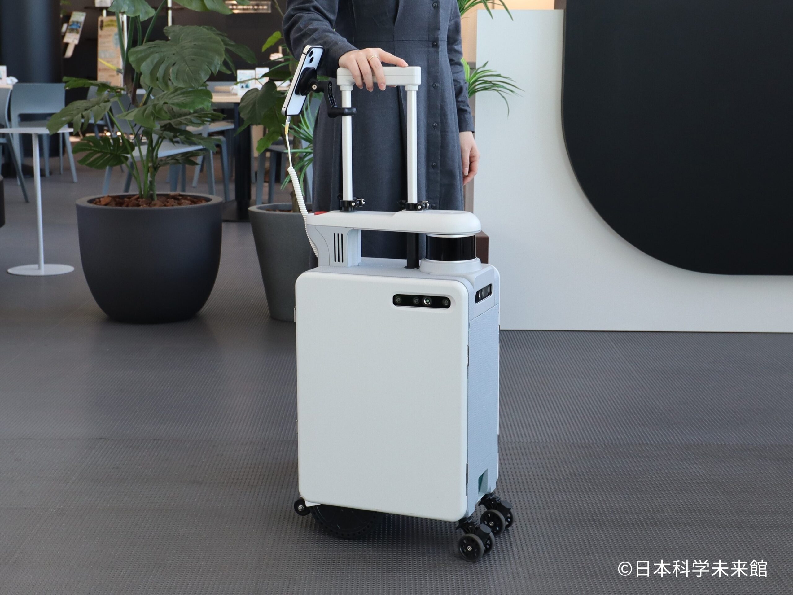 HEROZは「日本科学未来館 AI スーツケースの音声対話機能の開発」に